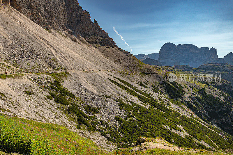 从马鞍上俯瞰米苏里纳Cadini di Misurina, Lavaredo国家公园，白云石，欧洲阿尔卑斯山，意大利